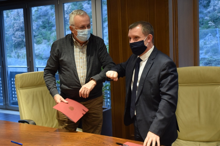 El president de la Cambra de Comerç, Indústria i Serveis, Miquel Armengol, i el cònsol major de Sant Julià de Lòria, Josep Majoral, després de signar l'acord.